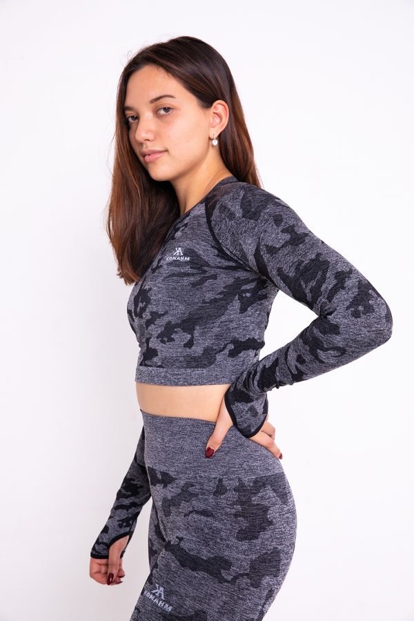 Konahm Camo Train – Long Sleeve Crop Top black - Image 3